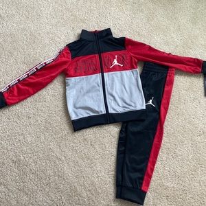 NWT Jordan 2 piece set size 4T